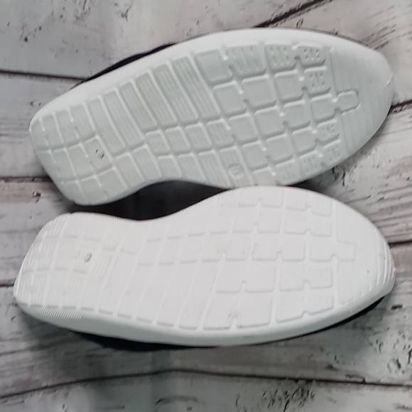 NEW sneakers size 6 black with elastic across front - Picture 3 of 8